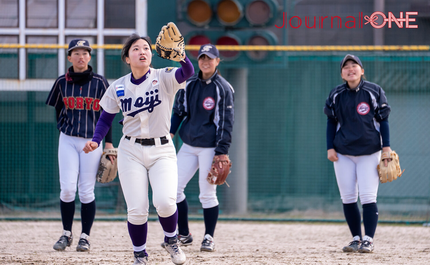 女子野球 外野の捕球送球練習に取り組む上村(明治大学女子硬式野球クラブ)