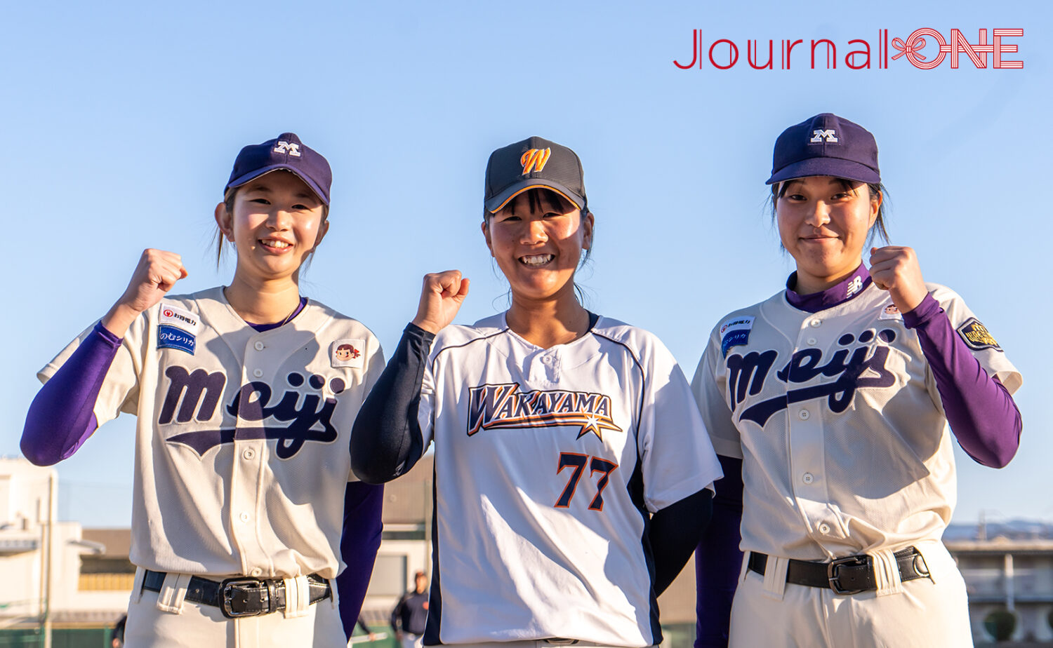 女子野球 明治大と和歌山大の女子硬式野球部員。左から柴田、西上、上村