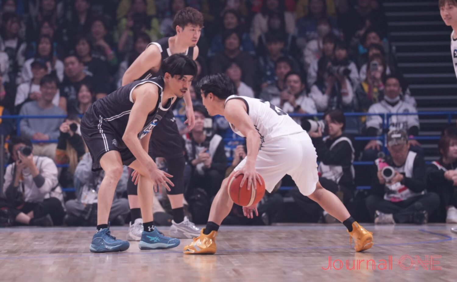 Bリーグオールスターで篠山と富樫のマッチアップ