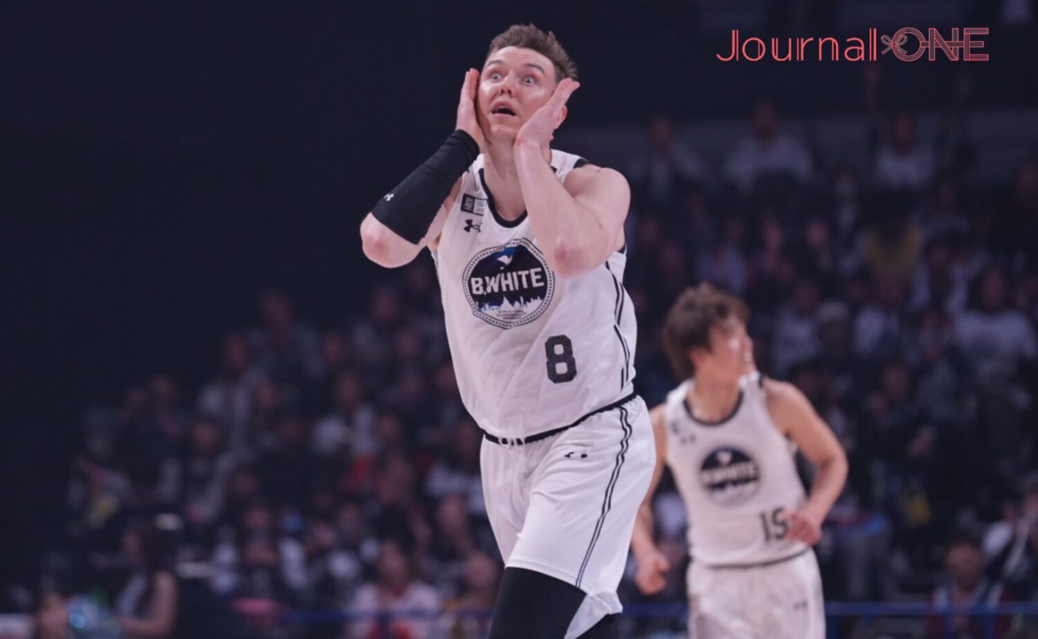 シュートを決め観客に歓声を求めるホーキンソン-Journal-ONE撮影