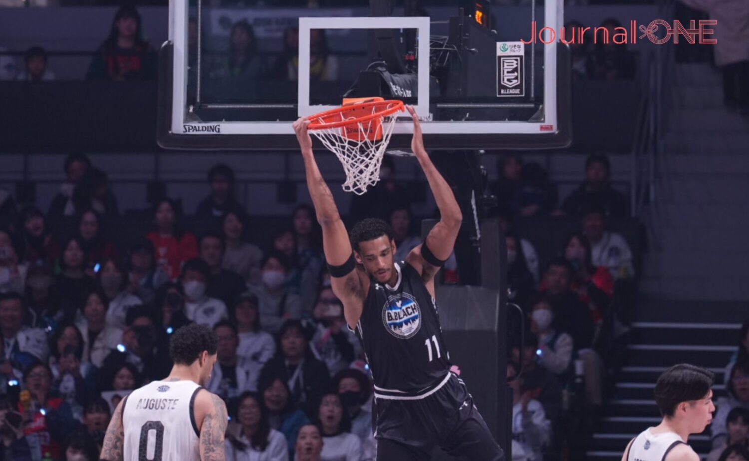 B.BLACKもサイズが豪快なダンクで対抗した