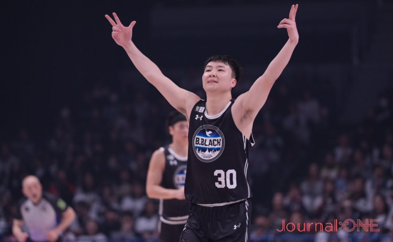 3Pを連発した富永は観客の声援に応える