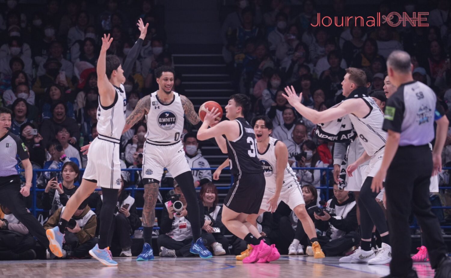 富永を止めようとベンチの富樫らが邪魔に入るシーンも