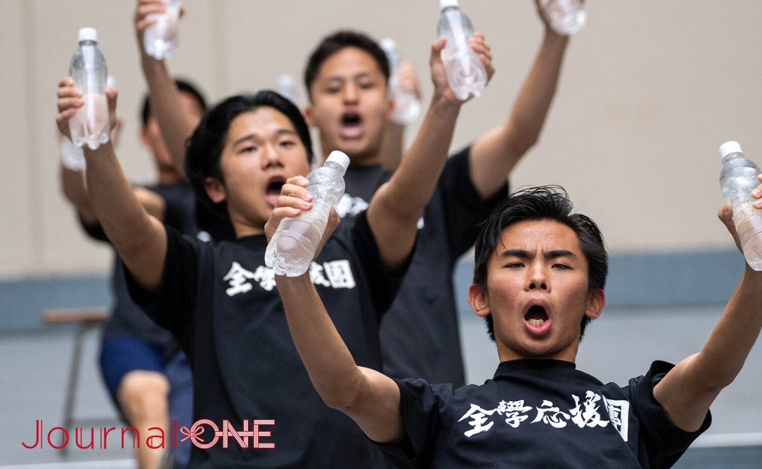 大根踊りの練習は水の入ったペットボトルだ