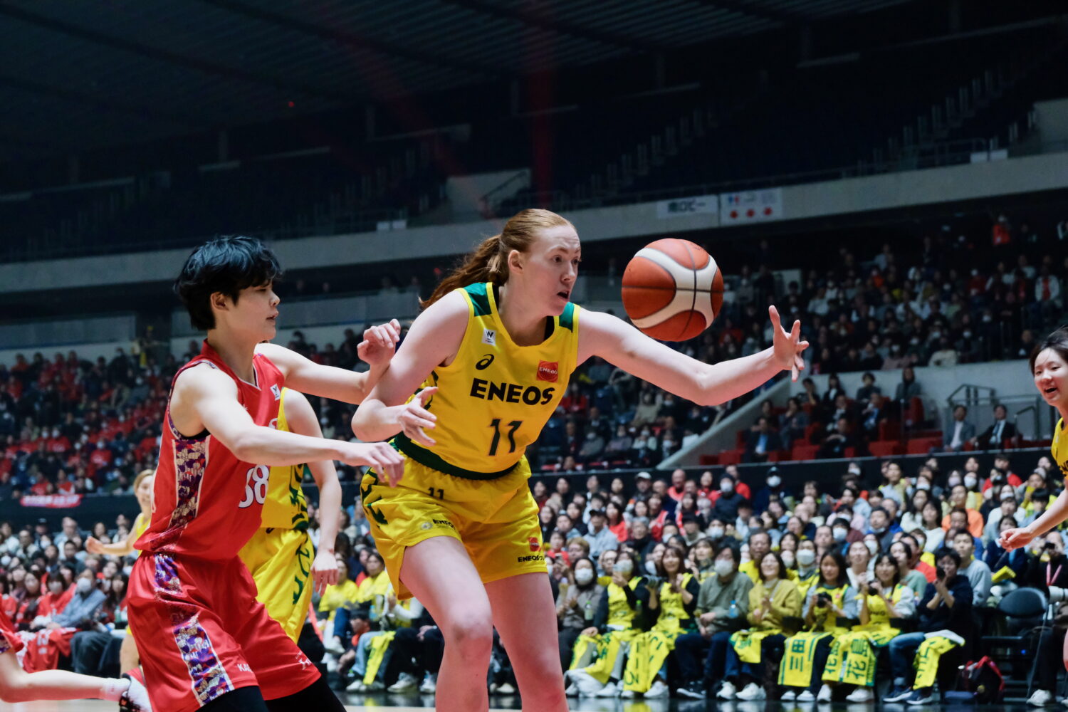 プレッチェルがボールをキープ