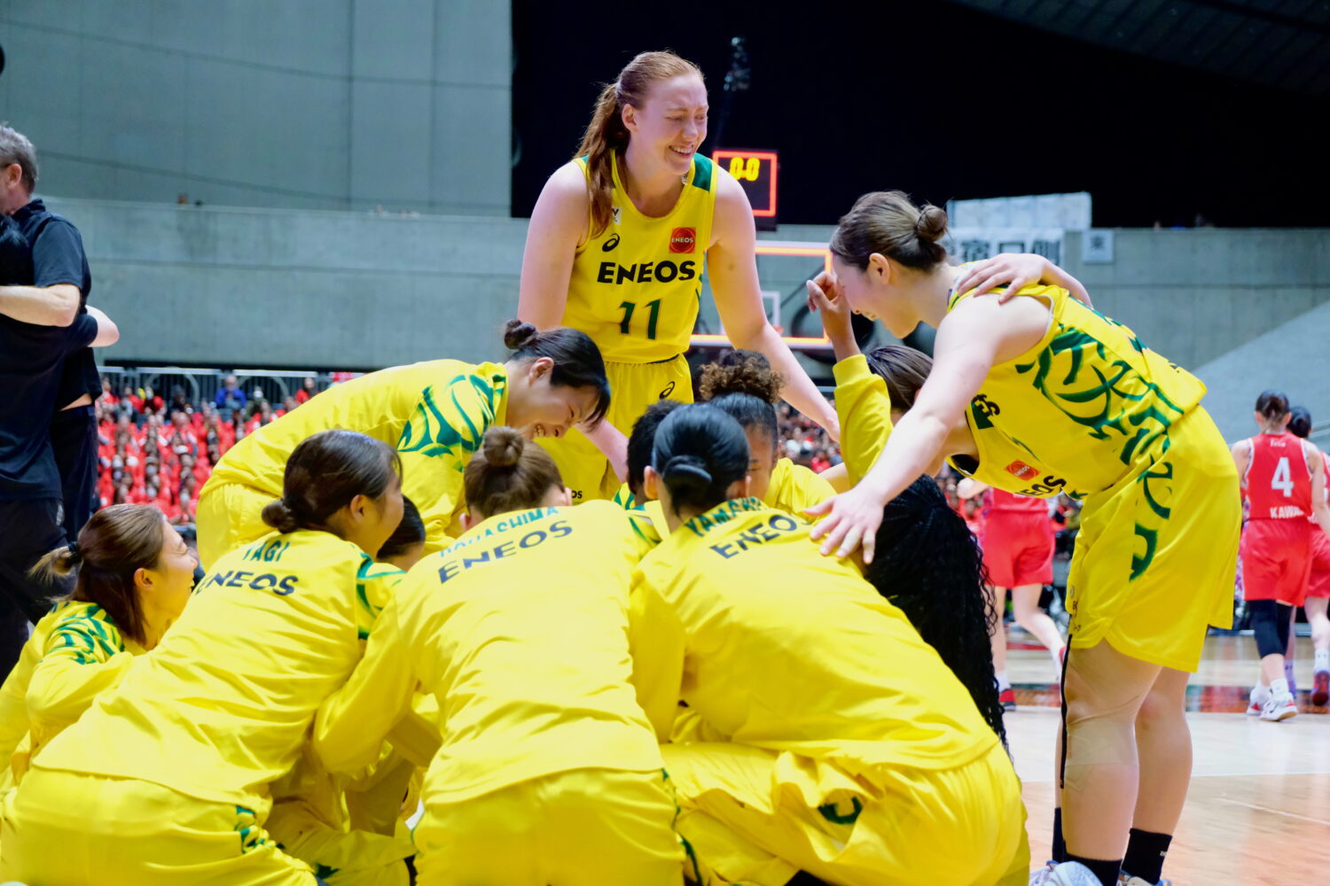 プレッチェルは皇后杯優勝を仲間と喜びあった‐永塚和志撮影