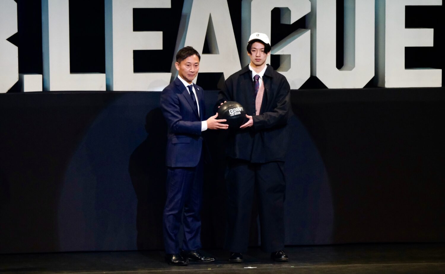 Bリーグドラフトで全体2番目指名で茨城ロボッツから指名を受けた赤間賢人と島田チェアマン