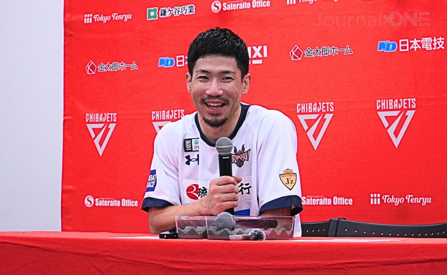 琉球ゴールデンキングスの岸本隆一選手が試合後会見で笑顔