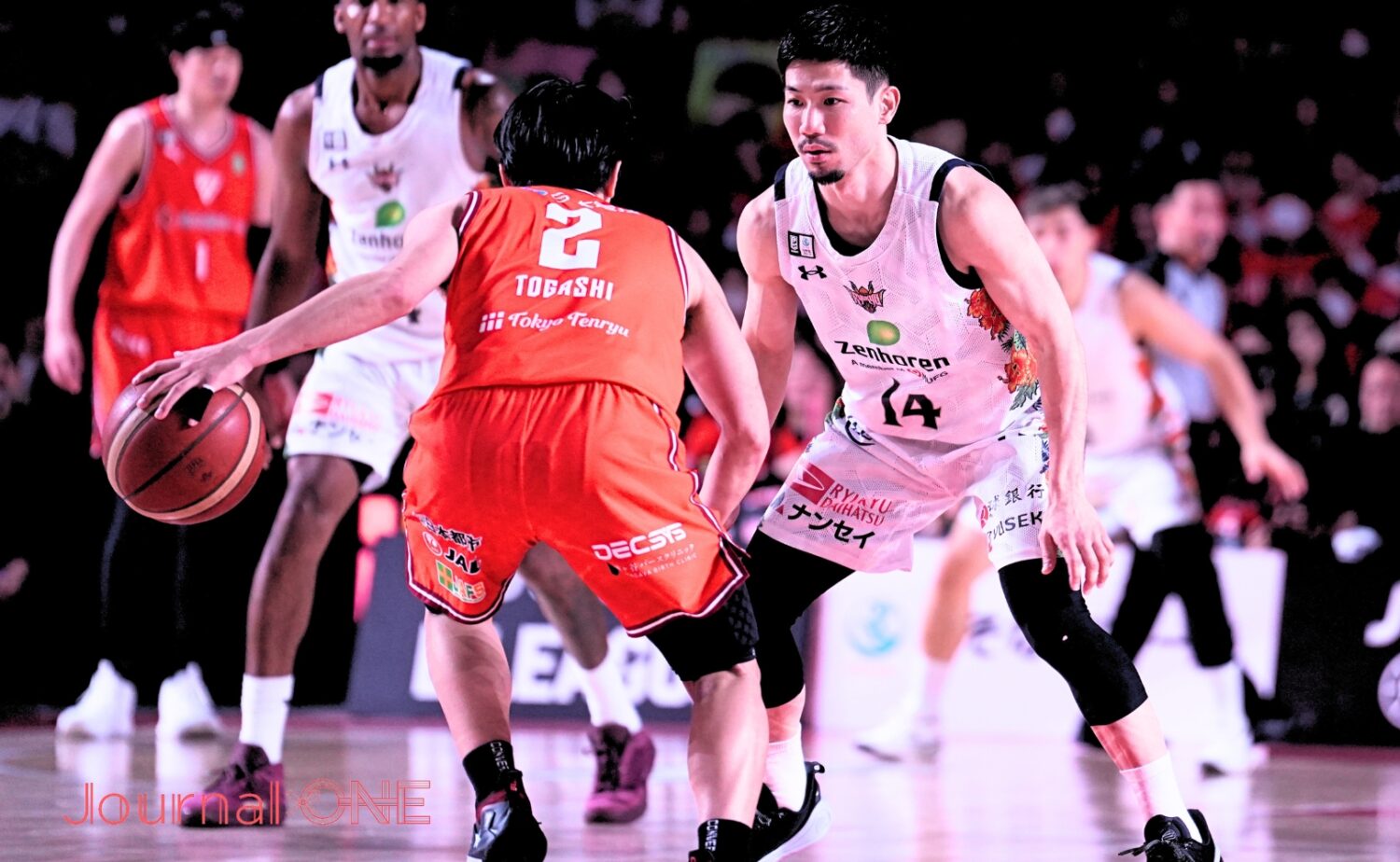 富樫とマッチアップする琉球の岸本隆一