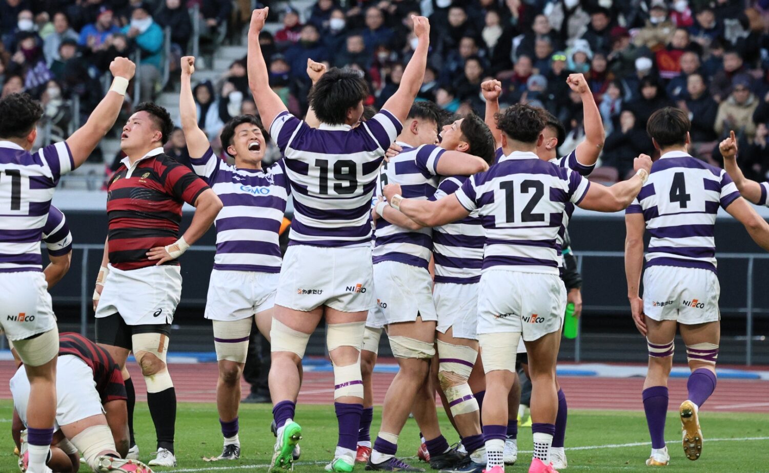 早明戦となった大学ラグビー決勝｜優勝し歓喜の明治大学