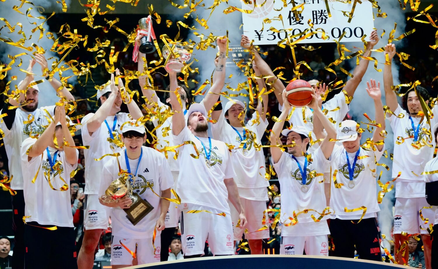 14年ぶりの天皇杯奪還に喜ぶアルバルクの選手たち-永塚和志撮影