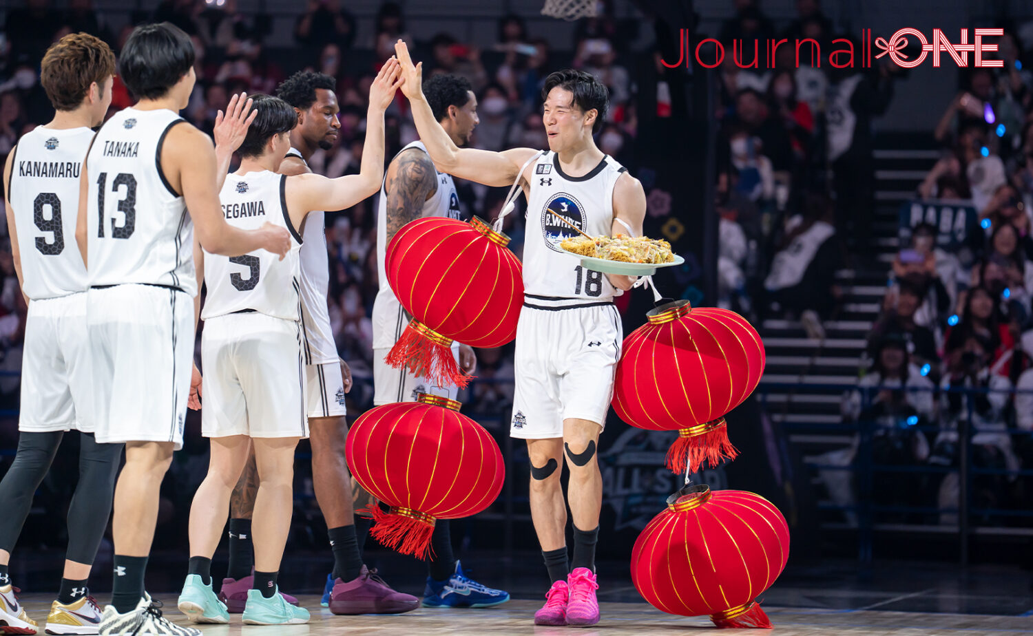 Bリーグオールスター2026でB.WHITEの馬場選手が皿うどんと長崎ランタンを腕に下げて、にこやかに登場するシーン