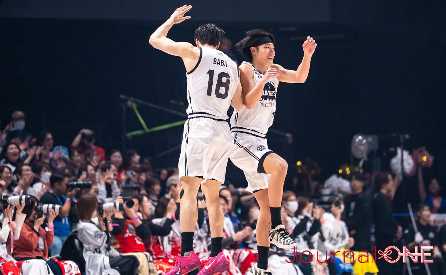 長崎ハピネスアリーナで躍動するB.WHITEのプレーシーン（Bリーグ10周年記念）