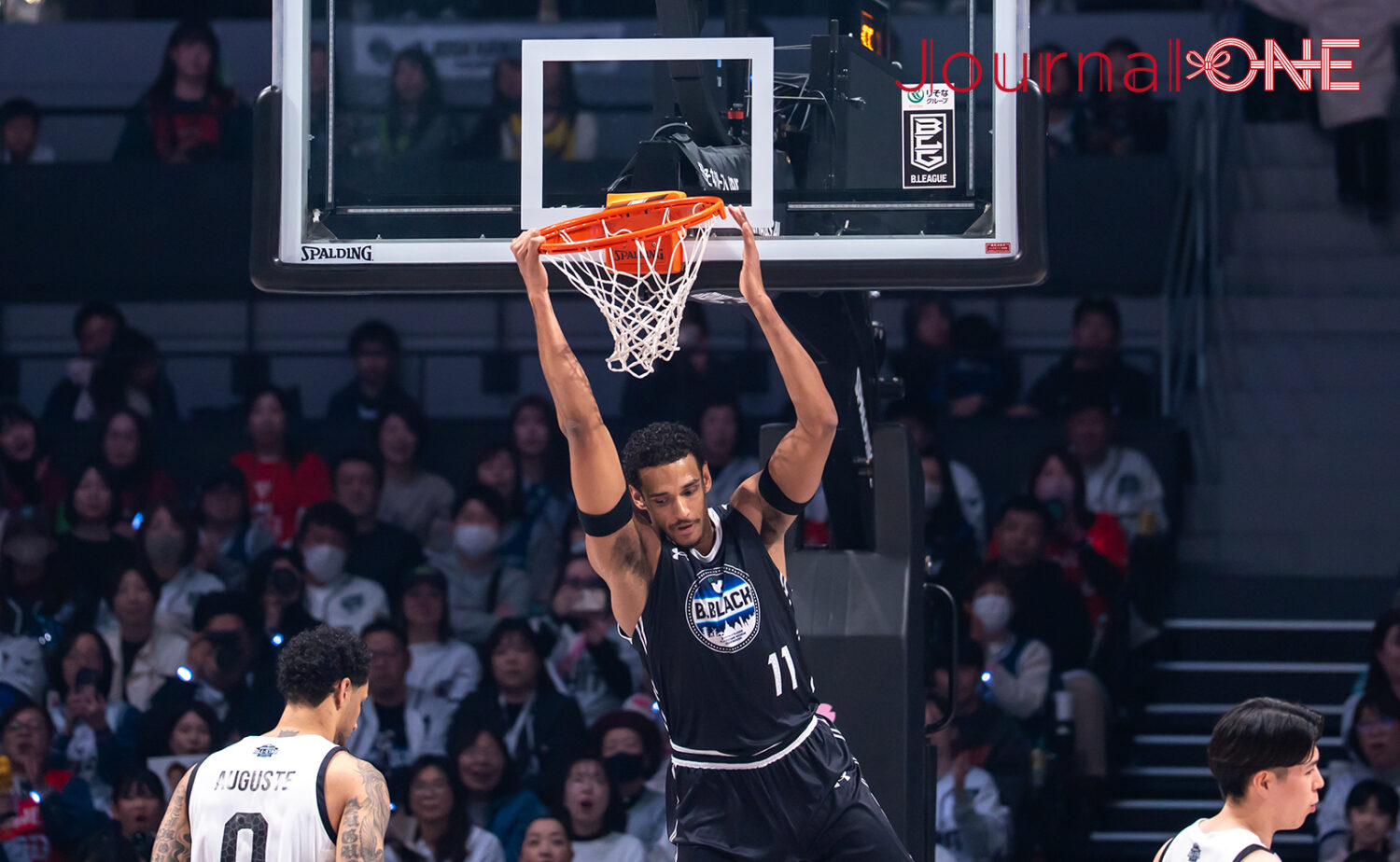 B.BLACKの選手が躍動感あふれるダンクシュートを決めた瞬間