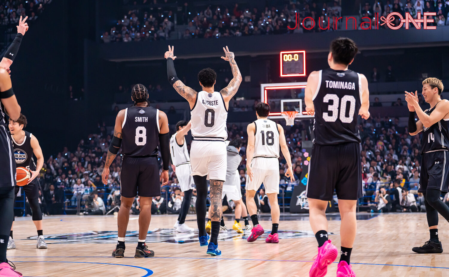 長崎ハピネスアリーナで躍動するB.WHITEのプレーシーン（Bリーグ10周年記念）