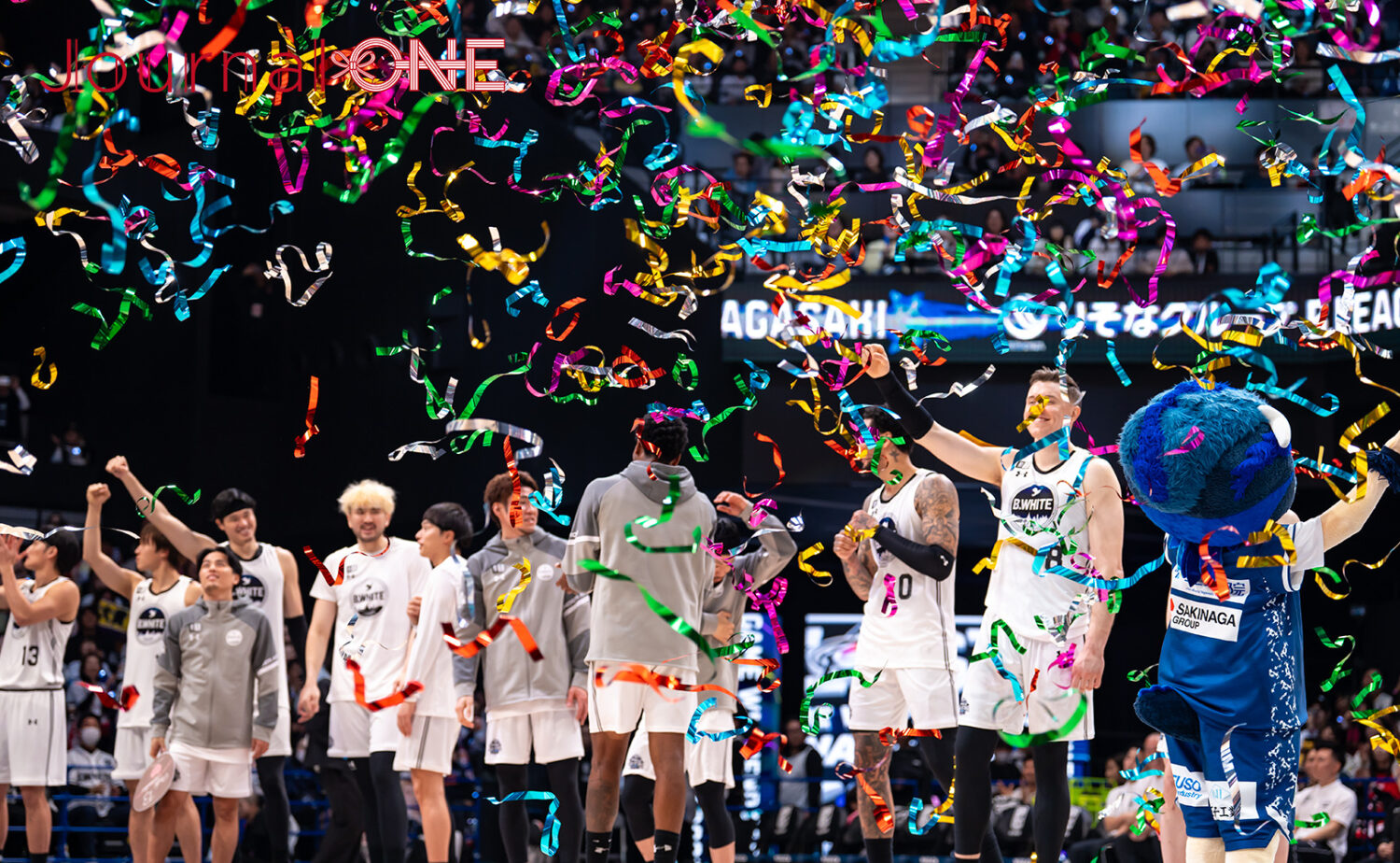 Bリーグオールスター10周年記念イベントで、表彰式に臨むB.WHITE選手たちのハイライトシーン
