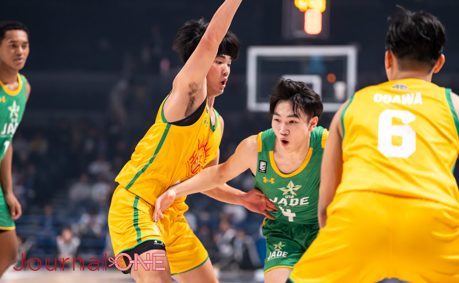 インフロニア B.LEAGUE U18オールスターでの若野瑛太選手（中央）と小川莞大選手（右）のマッチアップシーン