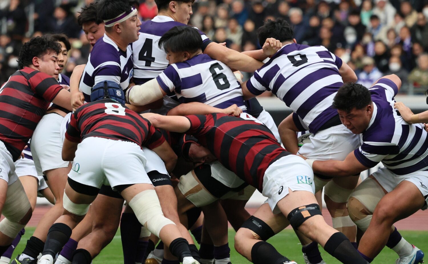 モールで押し込む明治大学FW