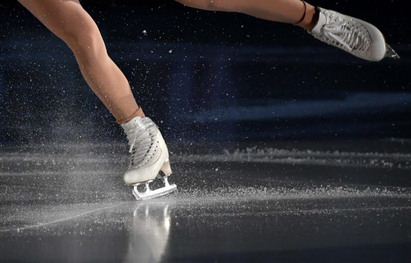 冬季オリンピック 2026 ミラノ大会のフィギュアスケートを象徴する、氷を削るスケート靴の足元