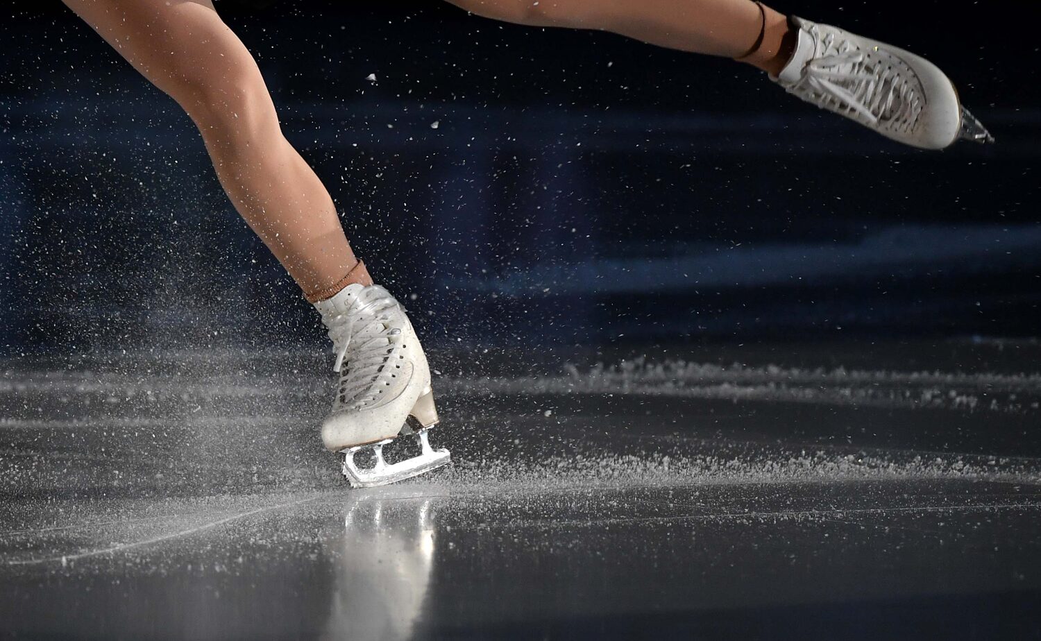 冬季オリンピック 2026 ミラノ大会のフィギュアスケートを象徴する、氷を削るスケート靴の足元