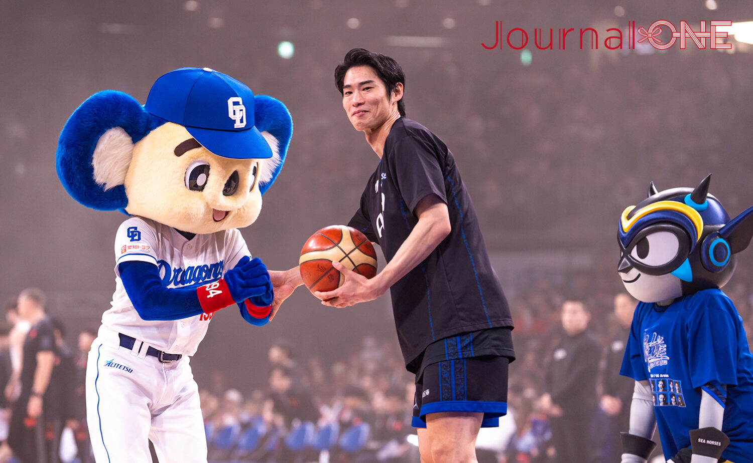 満員の観客が見守るIGアリーナでシーホース三河 須田選手とドアラの心温まる触れ合い 2025年12月27日 アルバルク東京戦