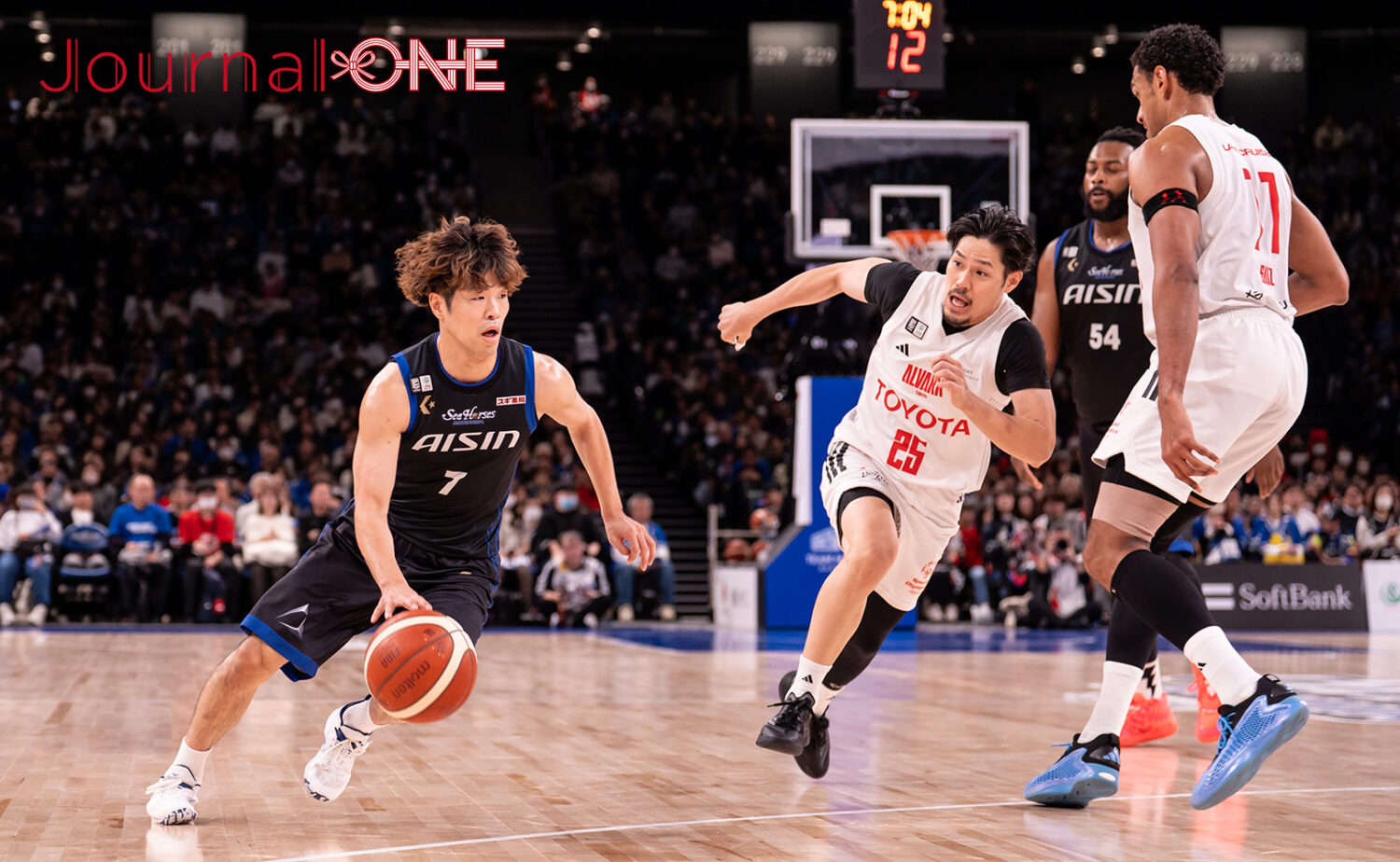 長野誠史（シーホース三河）がスピードドリブルで突破を図るもアルバルク東京選手が激しく追う決定的シーン 2025/12/27 Bリーグ第17節