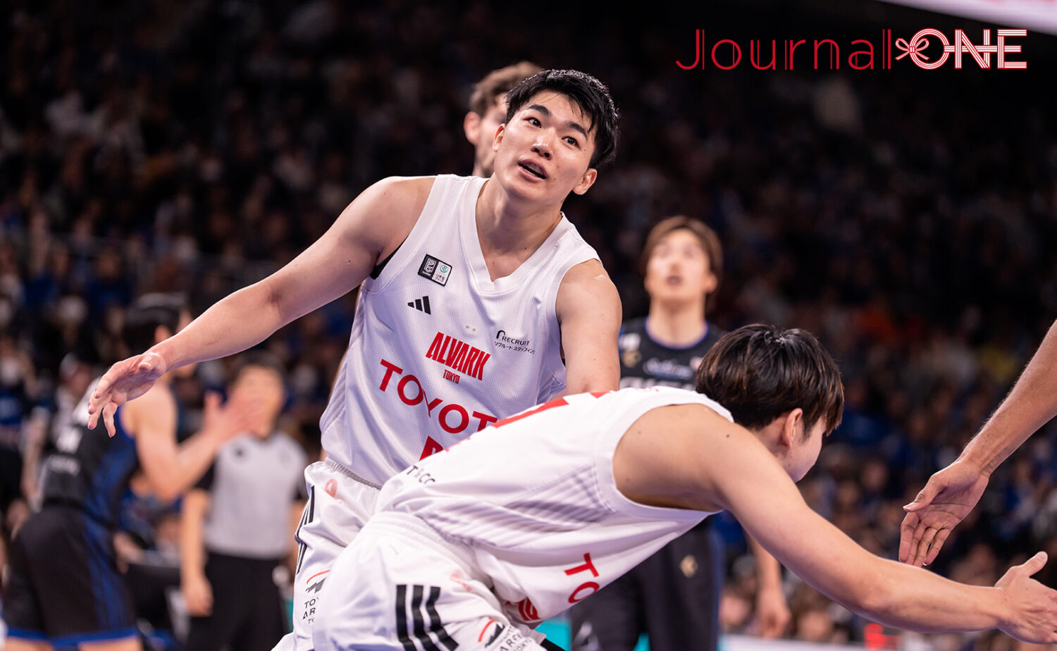 Bリーグ試合中 アルバルク東京の選手たちの中で安藤周人選手の闘志溢れる表情を捉えた一枚 2025年12月27日 満員のIGアリーナ