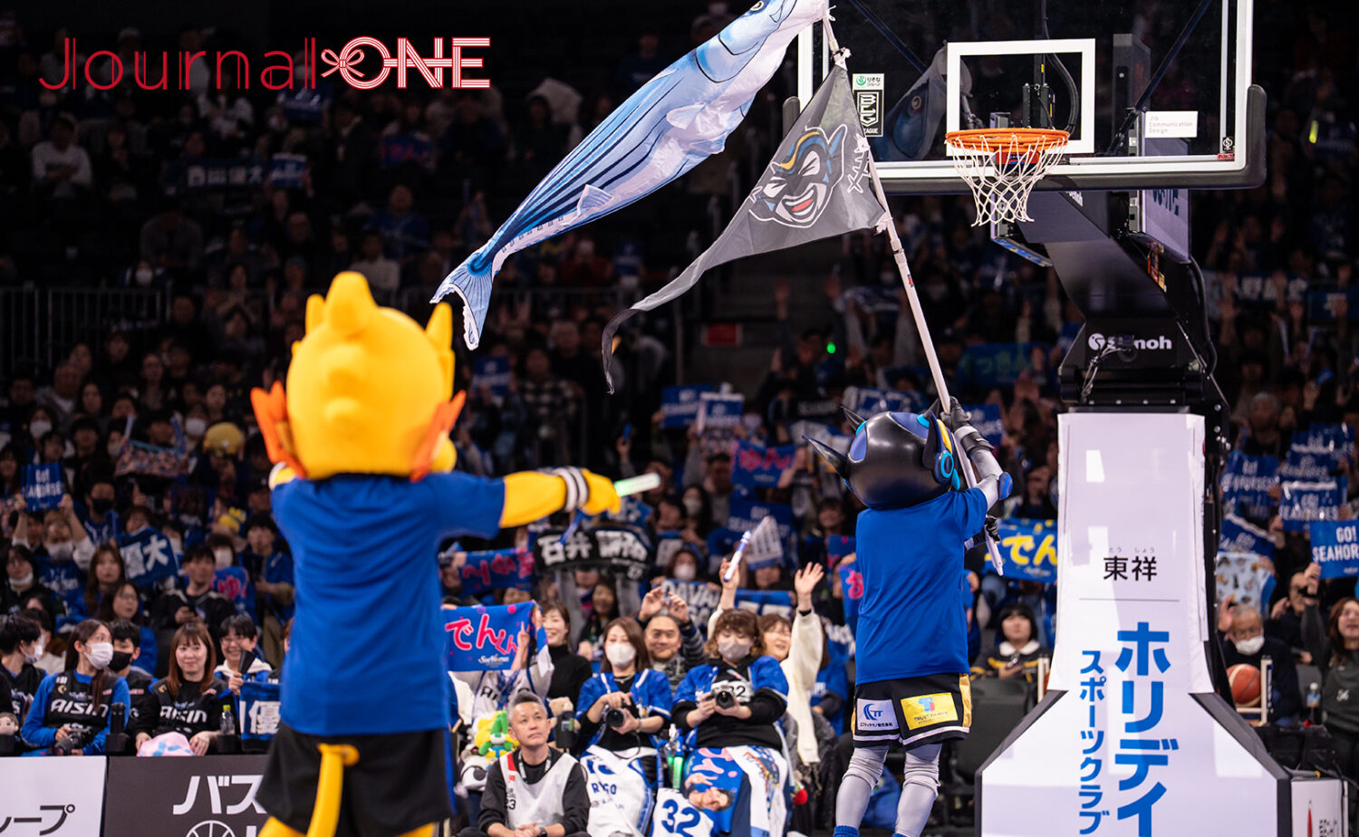シーホース三河とアルバルク東京のマスコットが並んで旗を振る友好シーン バスケットゴール方向を向いて 2025年12月27日 第17節