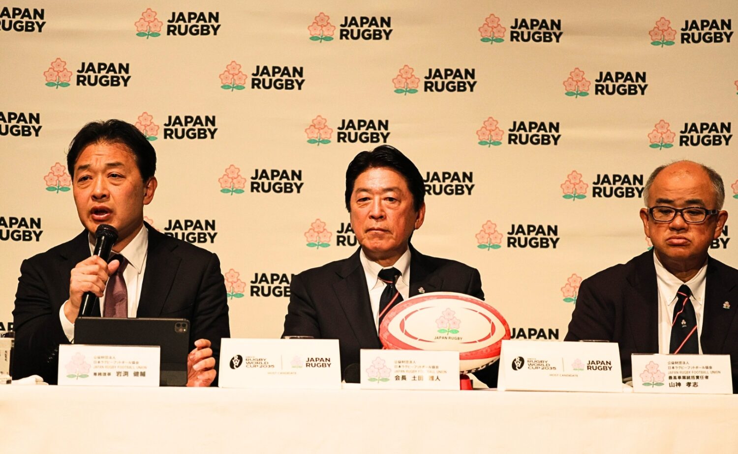 右はラグビー協会山神孝志CEO