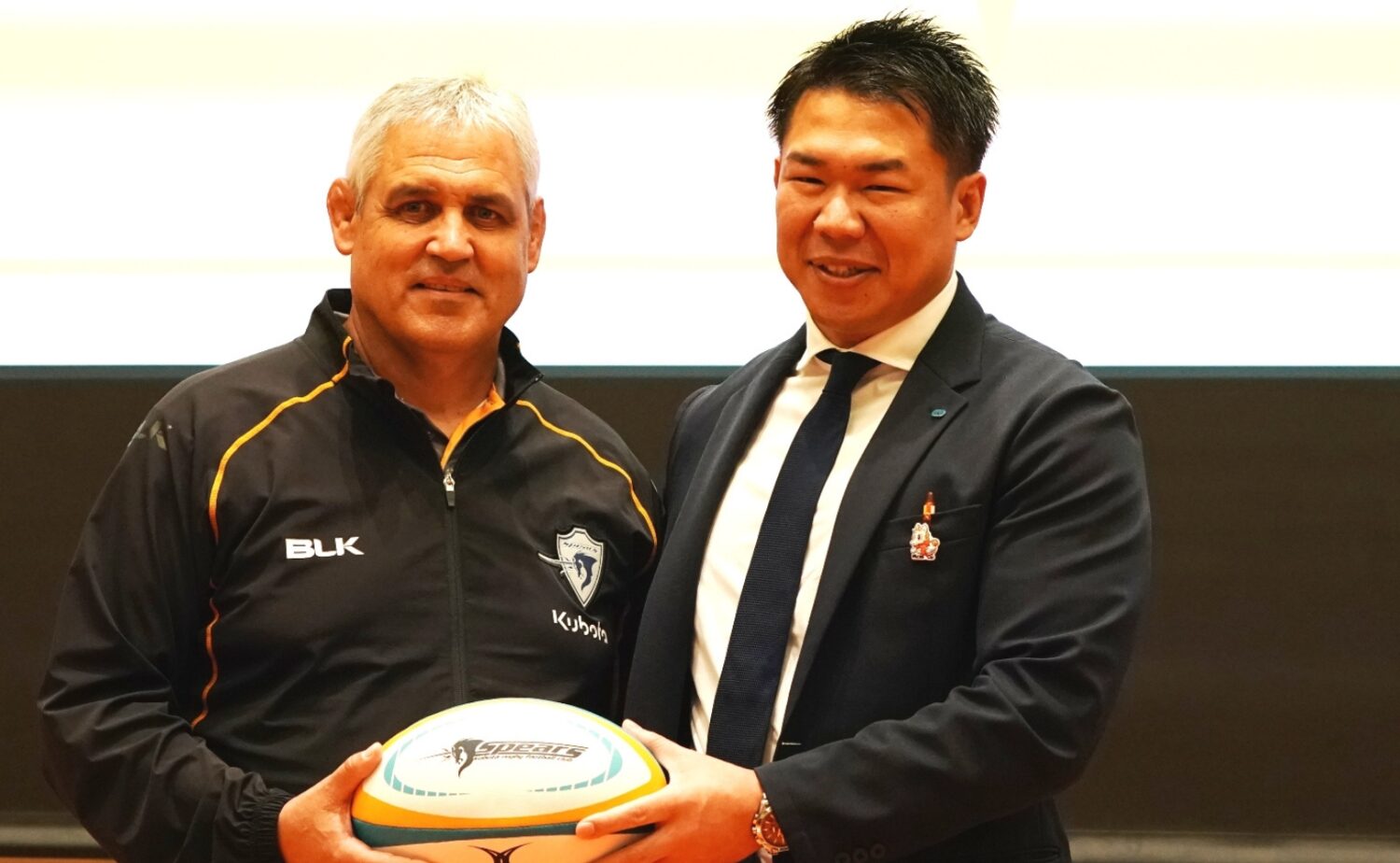 スピアーズのルディケHCと前川GM(右)