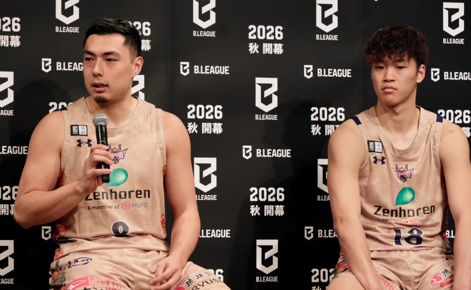 Bプレミア 17日の会見に登壇した琉球ゴールデンキングスの佐土原遼（左）と脇真大-永塚和志撮影