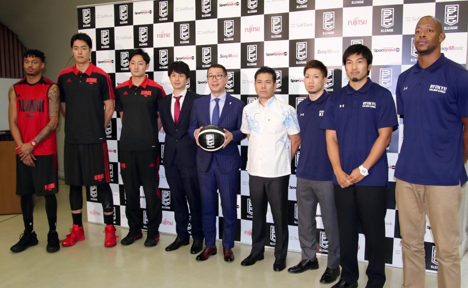 2016年のBリーグ開幕戦を前に会見に臨むアルバルク東京と琉球ゴールデンキングスの面々
