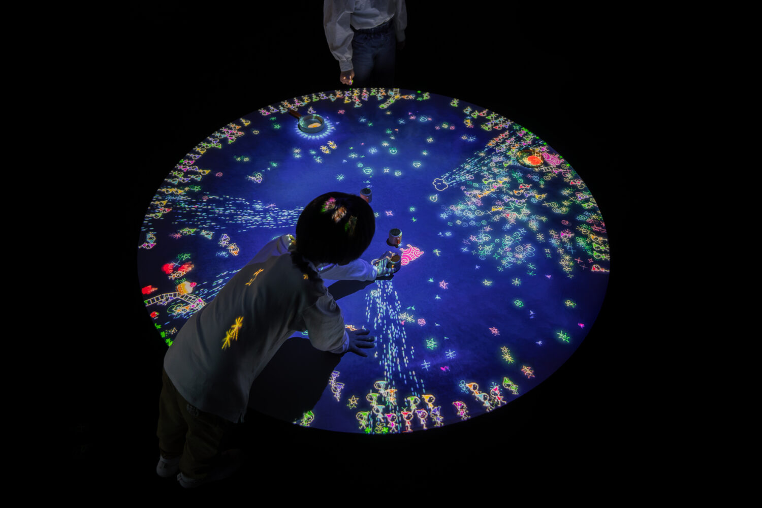 チームラボプラネッツ 《こびとが住まうテーブル》©チームラボ