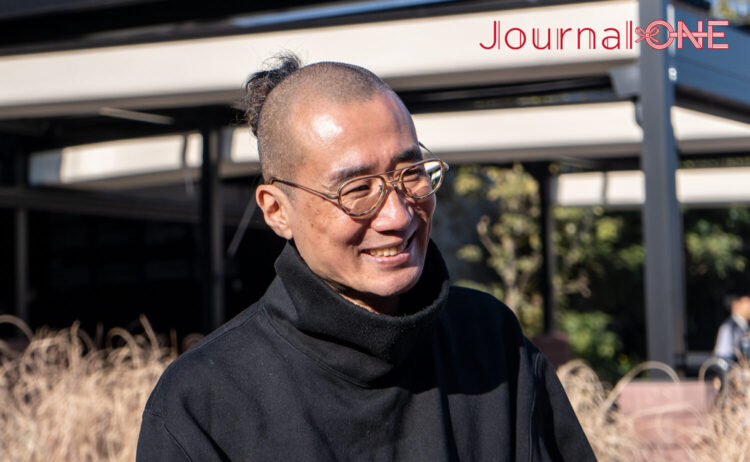 チームラボプラネッツの前でteamLabの工藤岳コミュニケーションディレクター-Journal-ONE撮影