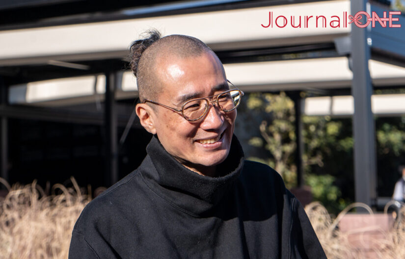 チームラボプラネッツの前でteamLabの工藤岳コミュニケーションディレクター-Journal-ONE撮影