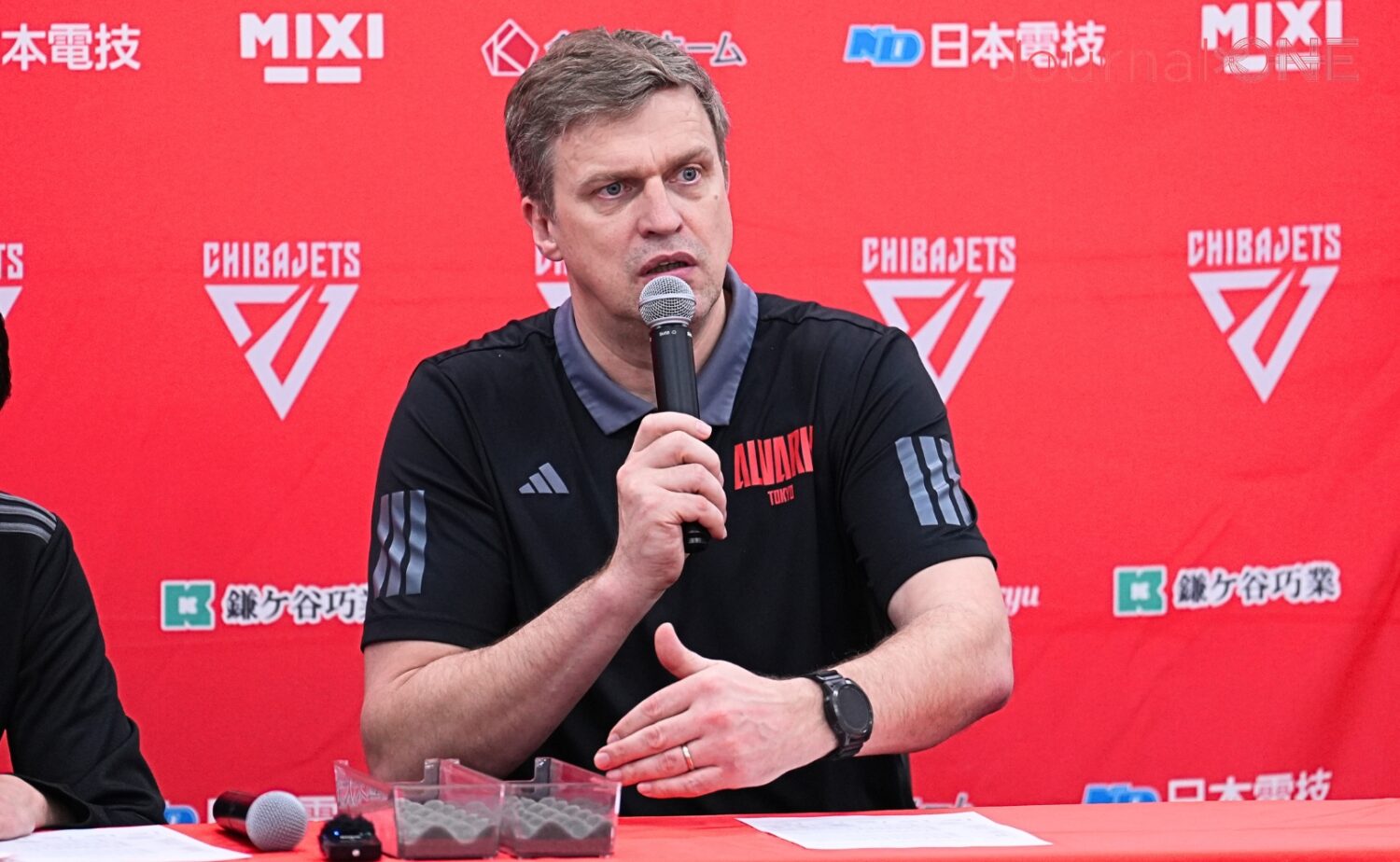 GAME2の試合後にコメントするアドマイティスHC-Journal-ONE撮影