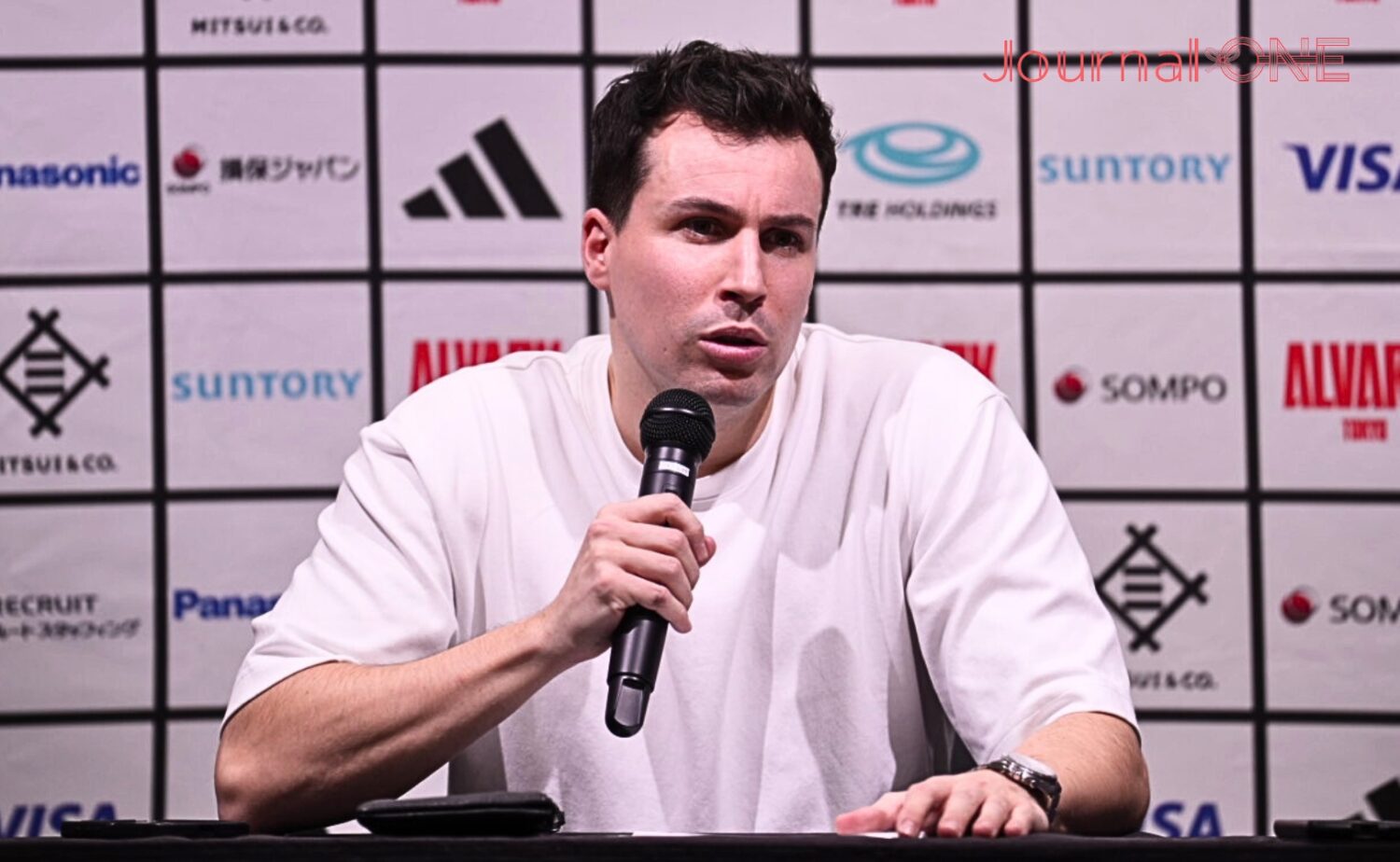 試合後の会見で前を向くダビー・ゴメスHC