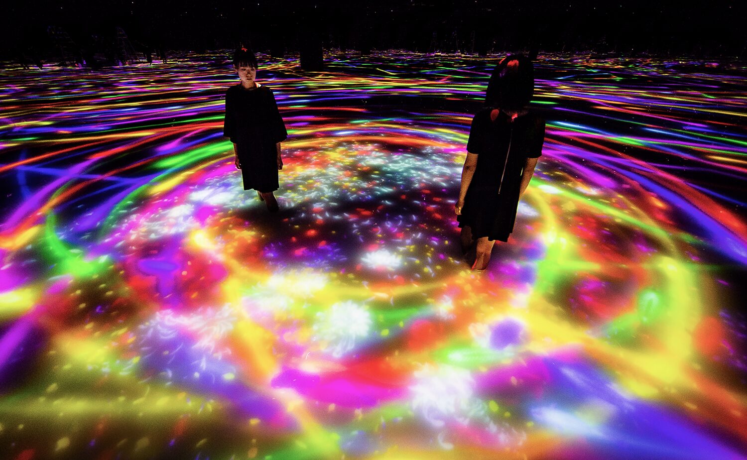 チームラボプラネッツ 人と共に踊る鯉によって描かれる水面のドローイング - Infinity