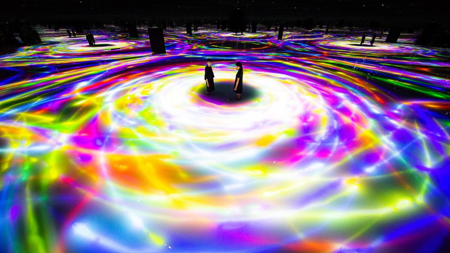 チームラボプラネッツ 人と共に踊る鯉によって描かれる水面のドローイング - Infinity