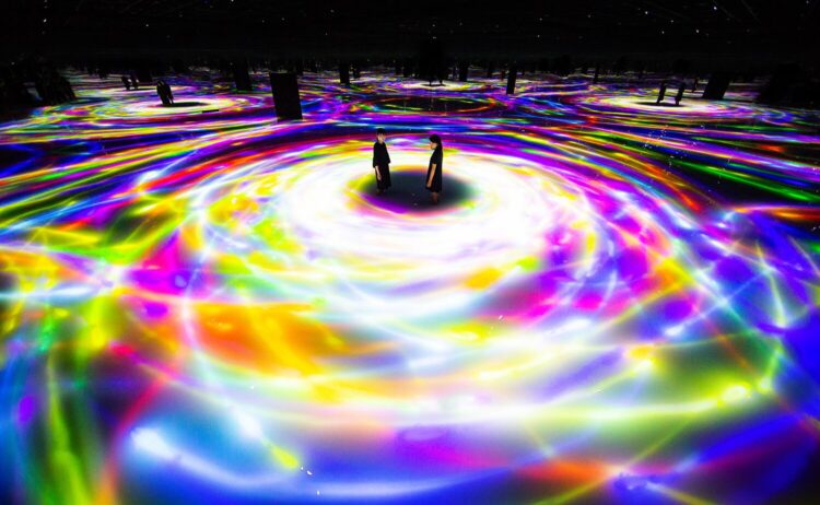 チームラボプラネッツ 人と共に踊る鯉によって描かれる水面のドローイング - Infinity