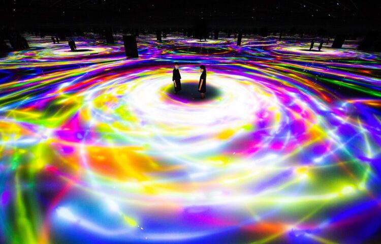 人と共に踊る鯉によって描かれる水面のドローイング - Infinity