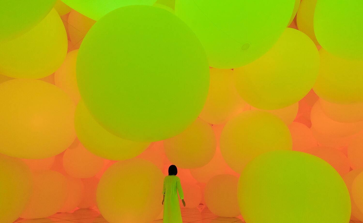 チームラボプラネッツ 変容する空間、広がる立体的存在 - 平面化する3色と曖昧な9色