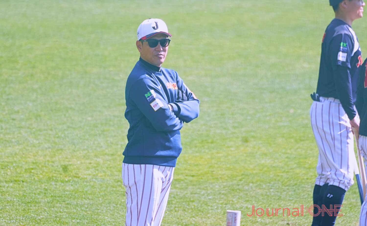 WBC 宮崎キャンプで笑顔で選手を見守る井端和弘監督