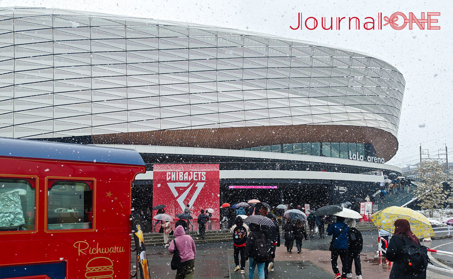 激しく降る雪の中のLaLaアリーナ-Journal-ONE撮影