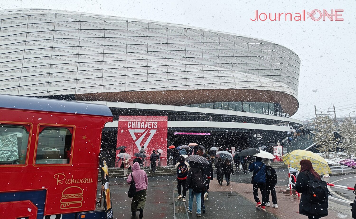 激しく降る雪の中のLaLaアリーナ-Journal-ONE撮影