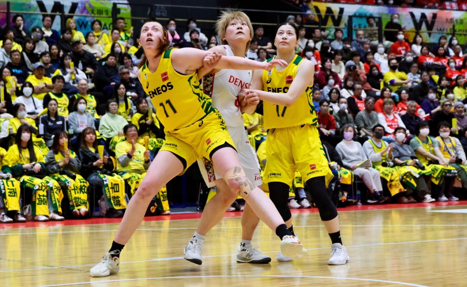 ゴール下でリバウンドを狙う高田真希（デンソー）