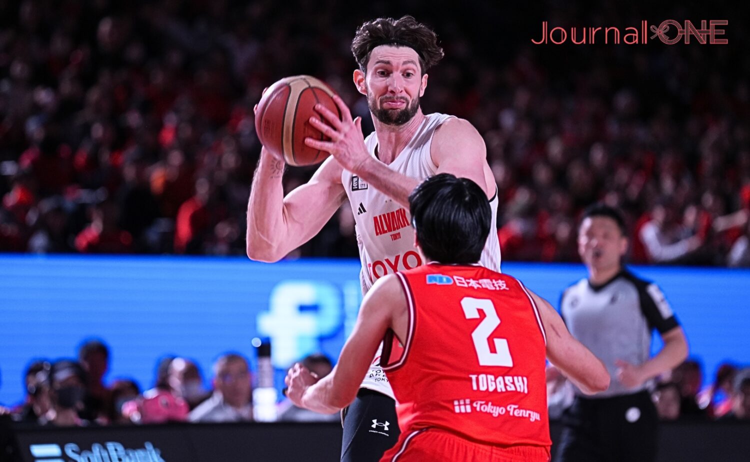 ライアン・ロシターがゴール下でボールを奪う-Journal-ONE撮影