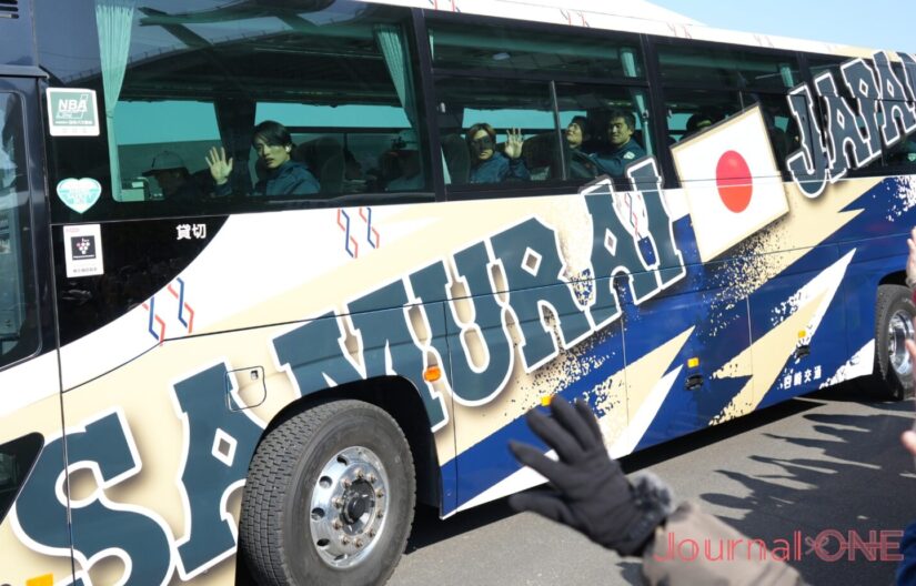 WBC 侍ジャパンラッピングバスから周東、宮城がファンに手を振る