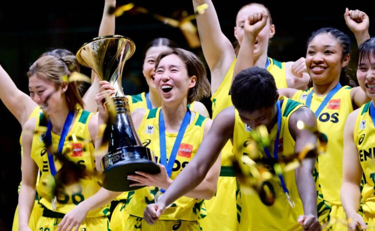 宮崎早織 | ユナイテッドカップ優勝杯を抱き笑顔-永塚和志撮影