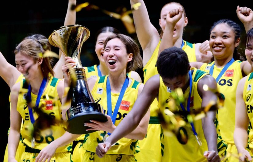 宮崎早織 | ユナイテッドカップ優勝杯を抱き笑顔-永塚和志撮影